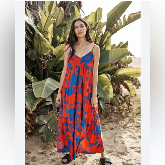 Velvet by Graham & Spencer Dresses & Skirts - Velvet By Graham & Spencer Colette
Printed Maxi Dress In Blue Red Floral size M
